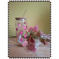 Glazen drinkbeker met rietje