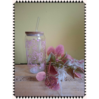 Glazen drinkbeker met rietje